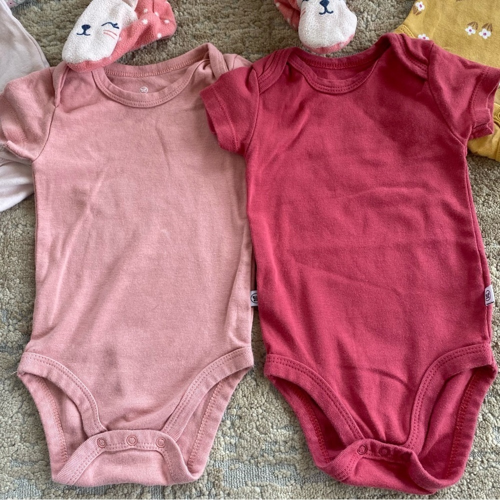 Gerber/Honest Baby/Carter’s 3-6 months Baby Girl Bundle of Onesies Footsie - Picture 5 of 9